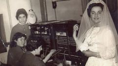 Una de las fotos hist�ricas del libro es de la telefonista In�s �lvarez en su trabajo, recibiendo la visita de una novia antes de ir al altar