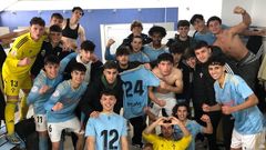 Stefan Bajcetic, tercero de pie por la derecha, entre Henok Abalde y Yoel Lago.