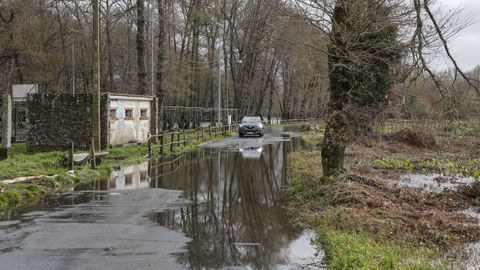 �rea recreativa de Ansu��a, en Ba�os de Molgas, inundada por la crecida del r�o Arnoia.