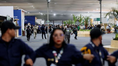 El personal de seguridad aisl la zona del incendio.