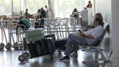Pasajeros, en la zona de salidas del aeropuerto de Santiago-Rosal�a de Castro, en foto de archivo