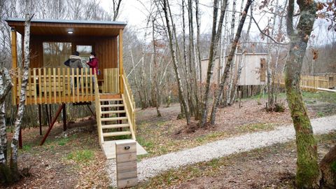 Cabanas das Chousas es un complejo con tres cabaas construidas en madera