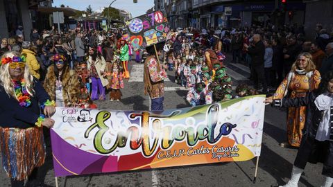 El multitudinario desfile escolar de entroido de Xinzo llen las calles del municipio