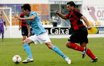 El viveirense Erni, con el bal�n, perseguido por un jugador de la Residencia.