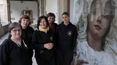 Cruz Penso, en el centro de la imagen, con otras cofrades de la Santa Cruz.