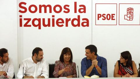 Jos� Luis �balos y Pedro S�nchez, con Cristina Narbona en medio, charlan en una reuni�n de la direcci�n del PSOE en el 2017.