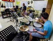 Los ensayos suelen llevarse a cabo en el aula de m�sica o en el sal�n de actos del centro.