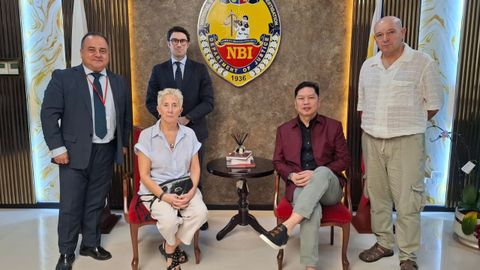 La madre y el padre�de Diego Bello con el director del NBI en Filipinas