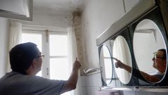 El bao de la casa tiene las paredes negras por la humedad