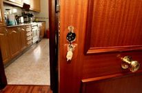 Los ladrones echan abajo las mirillas para asegurarse de que no hay nadie en casa.