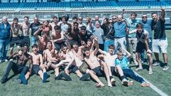 Los futbolistas del Celta Juvenil A y sus familias, celebrando el campeonato en Divisi�n de Honor.