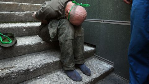 Un soldado ruso capturado por las fuerzas ucranianas en los alrededores de J�rkov