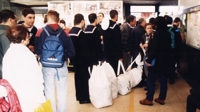 Colas en la estaci�n de Ferrol para coger el tren, en una fotograf�a tomada en el a�o 1998.
