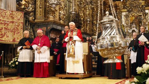 El papa Benedicto XVI en el interior de la Catedral de Santiago presenciando el movimiento del botafumeiro desde la puerta de la Azabachera a la puerta de las Plateras.