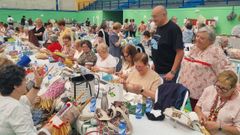 El alcalde de Valdovi�o observa el trabajo de las m�s de 450 participantes en la Xuntanza de Palilleiras.