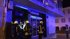 Los bomberos,en el momento de abrir la puerta