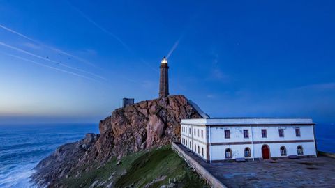 Espectacular puesta de sol tras el faro de Cabo Viln, en Camarias
