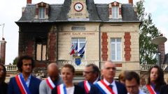 Protesta ante el ayuntamiento de Persan, atacado durante una noche de protestas.