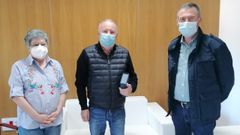 Ram�n Ballesteros, en el centro, fue recibido este jueves en el Concello de Barro con motivo de su jubilaci�n tras 26 a�os como enfermero