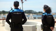 Dos agentes de la Polic�a Local de A Illa