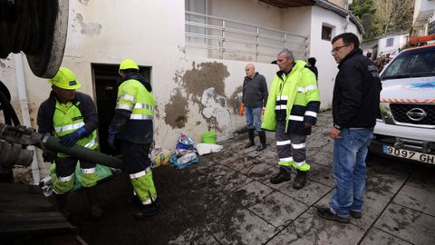 Expsito, a la derecha, durante los trabajos por la riada en Xunqueira