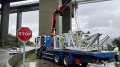 Cae un elevador del puente de Rande por el temporal