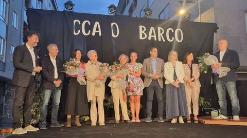El actual presidente y sus antecesores, junto a las autoridades, en el momento del homenaje.