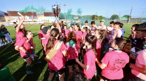 El Xallas festeja la victoria en el campo de A Fontenla, Santa Comba 