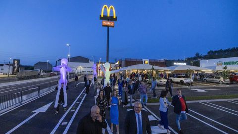 Apertura del rea comercial A Revolta