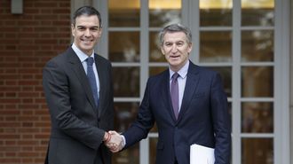 El presidente del Goberno, Pedro S&aacute;nchez, y el l&iacute;der del PP, Alberto N&uacute;&ntilde;ez Feijoo, en la &uacute;ltima reuni&oacute;n entre ambos, celebrada el 13 de marzo del 2025.