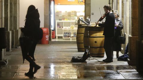 Mientras caminamos por la ciudad, atentos a nuestros afanes vitales, acaso un violn nos punza el corazn deliciosamente (Ortega y Gasset)