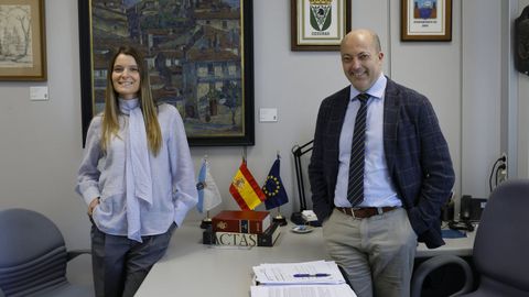 Rosalía Suárez, con su padre Juan Bautista Suárez, interventor en la Diputación de Coruña, y que fue su preparador