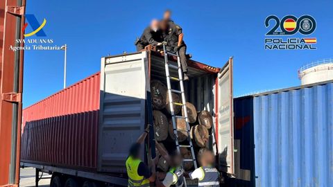 Agentes policiales inspeccionan uno de los contenedores intervenidos en Algeciras