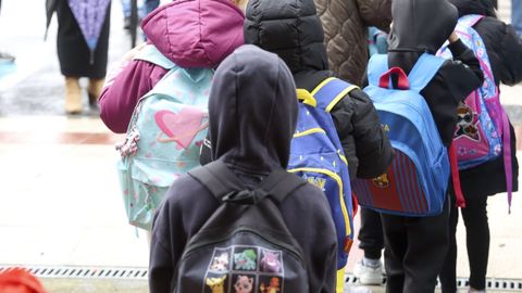 Imagen de archivo de varios escolares entrando en un colegio