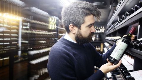 El sumiller Alejandro Balseiro en la bodega del restaurante Nito, donde se guardan unas 600 referencias exclusivas