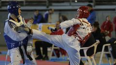 Imagen de archivo de un combate en un campeonato de taekuondo.