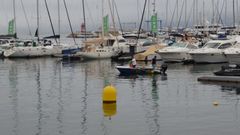 Una mancha de gasoil en el puerto de Sanxenxo oblig este martes a izar la bandera amarilla en la playa de Panadeira