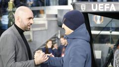 El entrenador del�PAOK, Razvan Lucescu, saludando a Claudio Gir�ldez antes del dueloa ante el Celta.