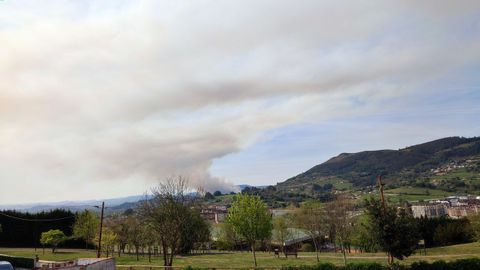Incendio Forestal en Las Regueras, visto desde Oviedo