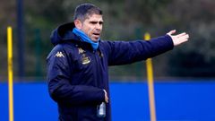 Antonio Hidalgo da instrucciones en un entrenamiento