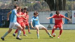 El celeste K�blik, que volver� a formar de titular, pugna por un bal�n con Lago, del Gran Pe�a