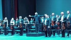 El director Thierry Fischer y m�sicos de la Orquesta Sinf�nica de Castilla y Le�n saludan al p�blico en A Coru�a