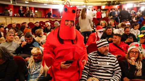 Asistentes toman asiento en el patio de butacas del Teatro Real