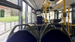 L�nea 14A de bus urbano de Lugo que une el hospital con el centro totalmente vac�a de pasajeros