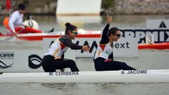 La pontevedresa Ant�a J�come (derecha), celebrando con su compa�era, la madrile�a Mar�a Corbera, su t�tulo en el C2 200 de la Copa del Mundo