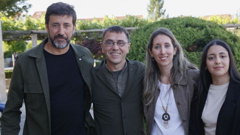 Juan Carlos Monedero, fundador de Podemos, con Antn Gmez Reino, diputado en el Congreso, y la candidata de su formacin a la alcalda deAmes, Vanessa Vidal (segunda por la derecha)