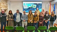 La conselleira �ngeles V�zquez, en el centro, en la sede del parque del Xur�s, rodeada de alcaldes de la zona.