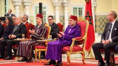 El rey de Marruecos al lado de su hijo y con el resto de su s�quito