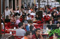 Las terrazas de sitios como el Paseo do Malec�n de Sarria est�n repletas en el verano. 