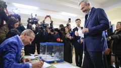 Jorge Azc�n deposita su voto para las elecciones auton�micas de Arag�n en un colegio de Zaragoza.
